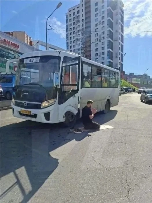 Во Владивостоке водитель-мигрант прервал маршрут, покинул транспорт и устроил намаз пря...