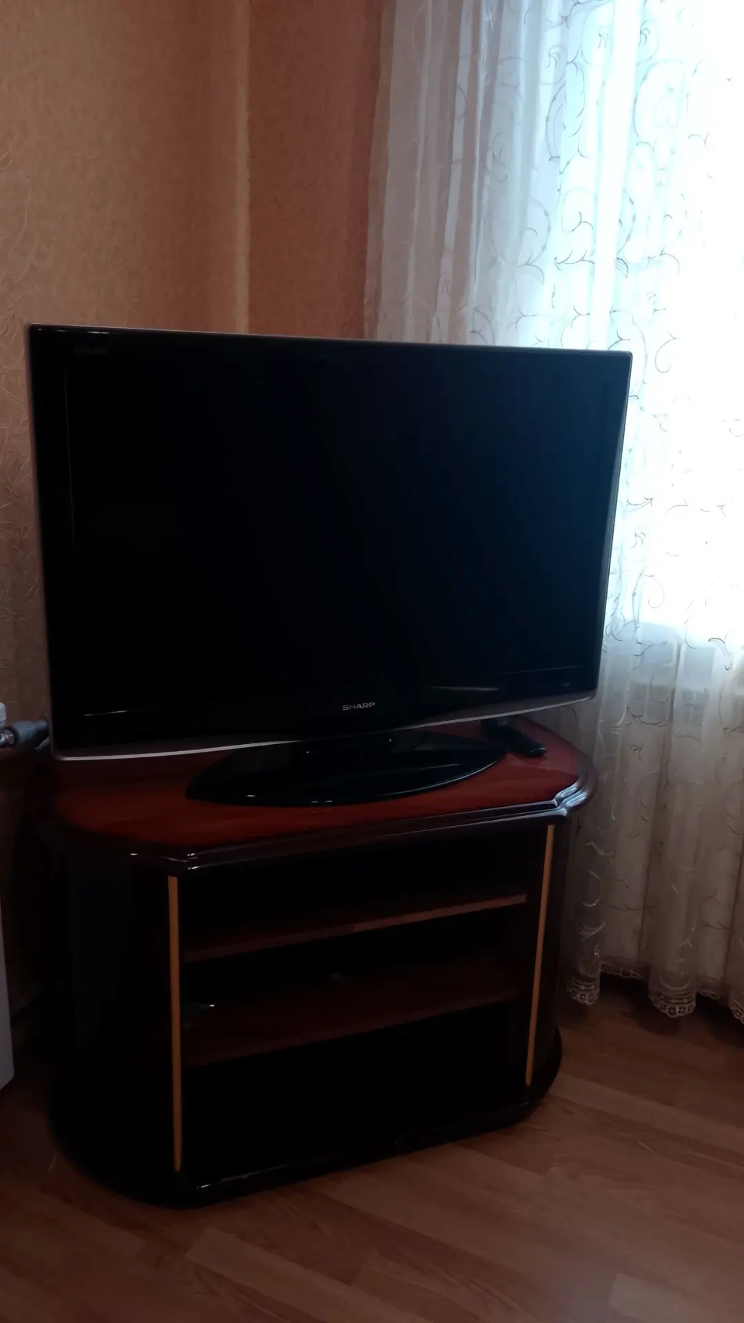 Продам телевизор с тумбой не смарт без пульта