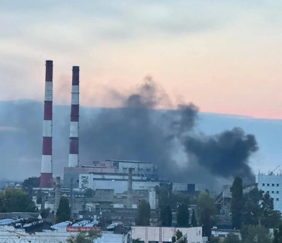 Последствия очередного удара по ТЭЦ-5 в Киеве. И снова демонстративно не тронуты машинн...