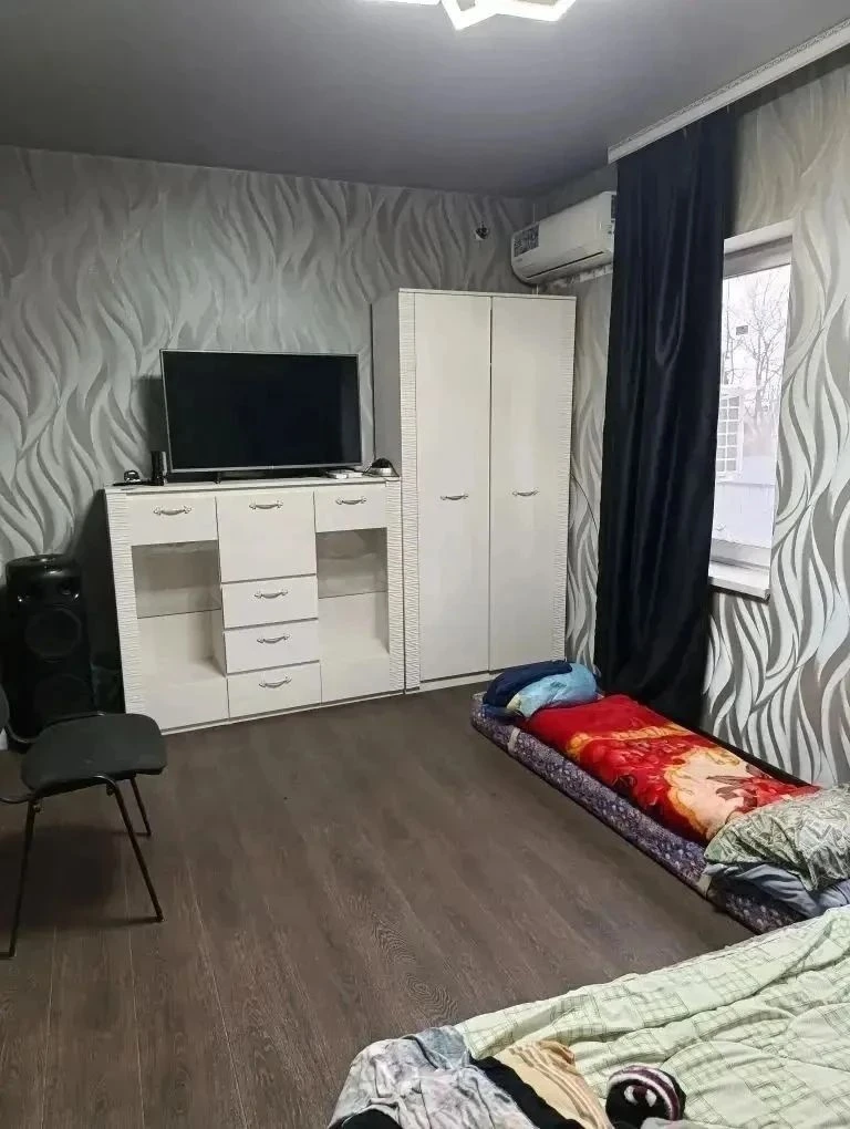 Продается дачный участок с жилым домом. Участок 5 соток. В доме 2 комнаты и ванная с ту...