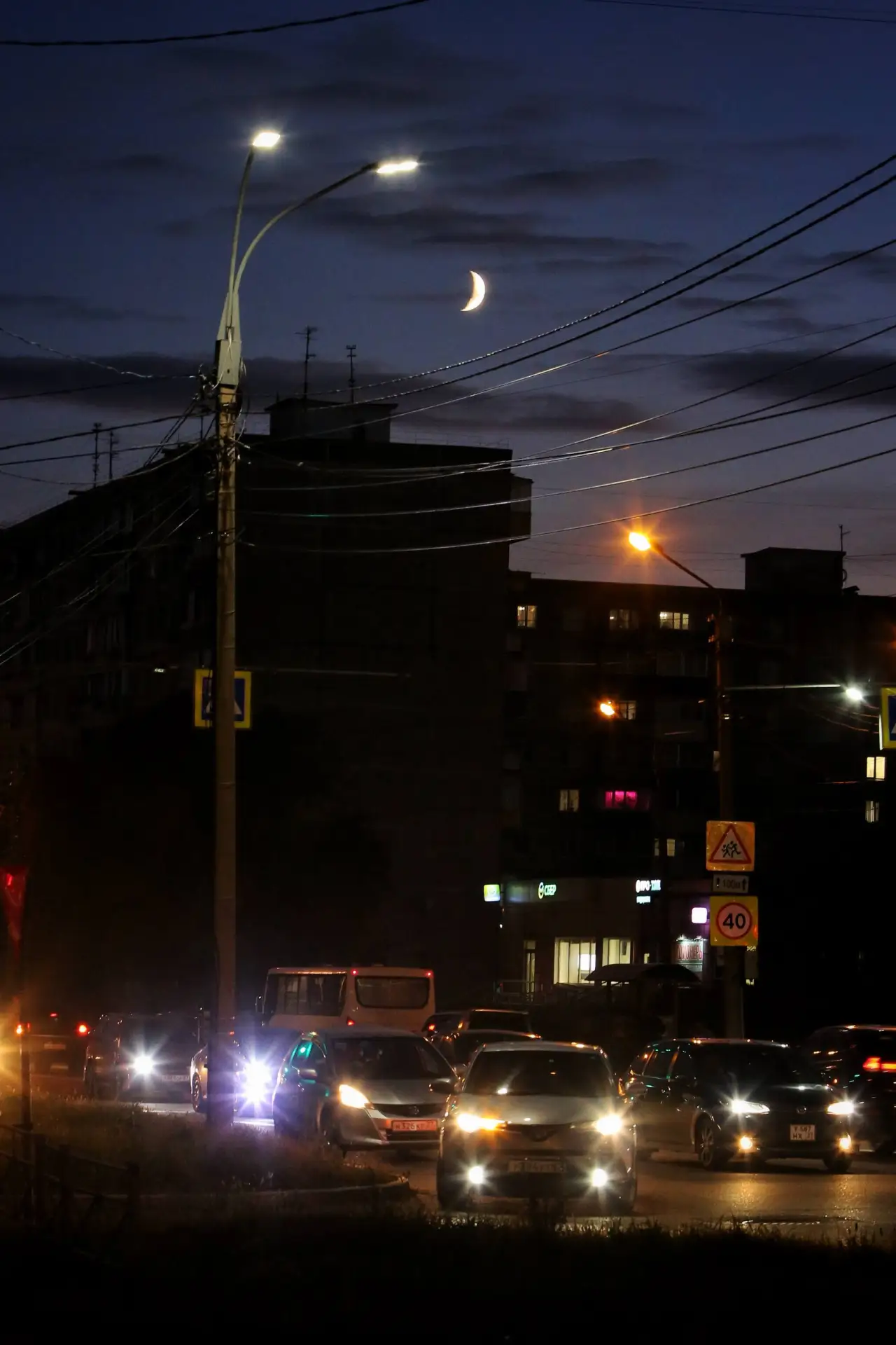 Месяц🌛ясный притаился среди городских фонарей и проводов.🌃