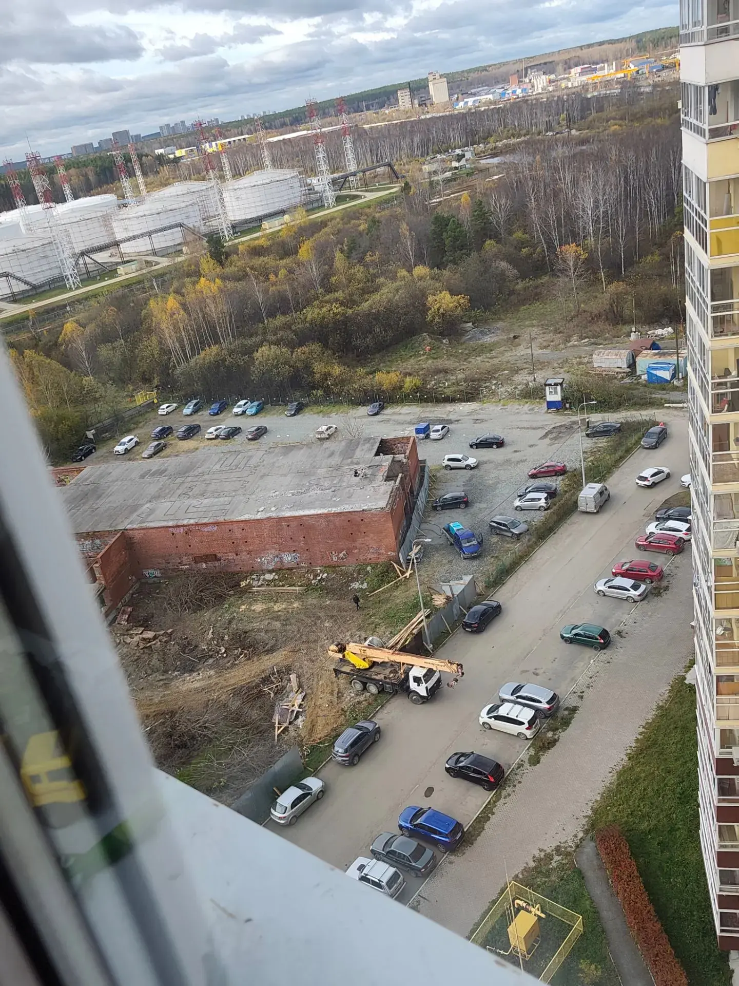 За домами на Яскина начали демонтаж заброшенной парковки.