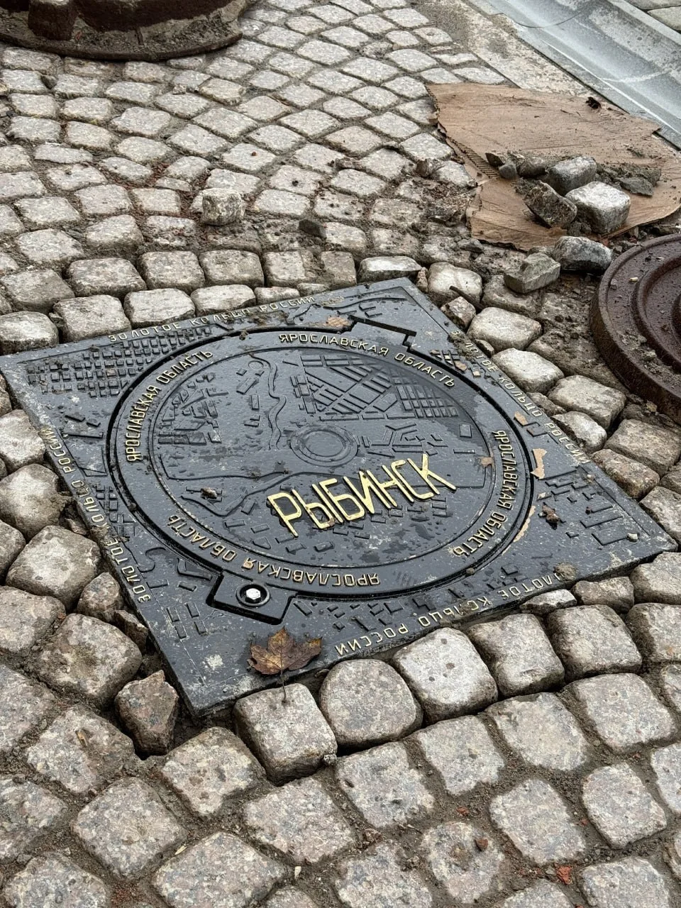 📍 В центре Рыбинска устанавливают новые тематические люки
