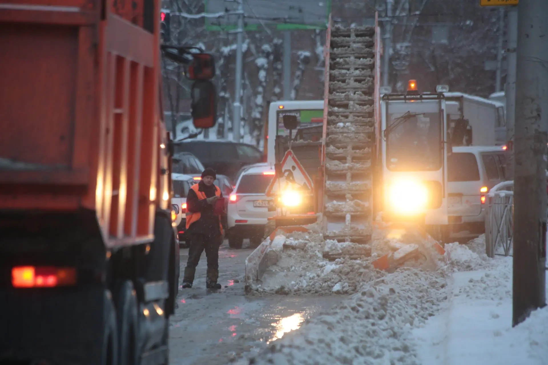 530 машин готовят к зиме: чем будут посыпать улицы Новосибирска ❄️
