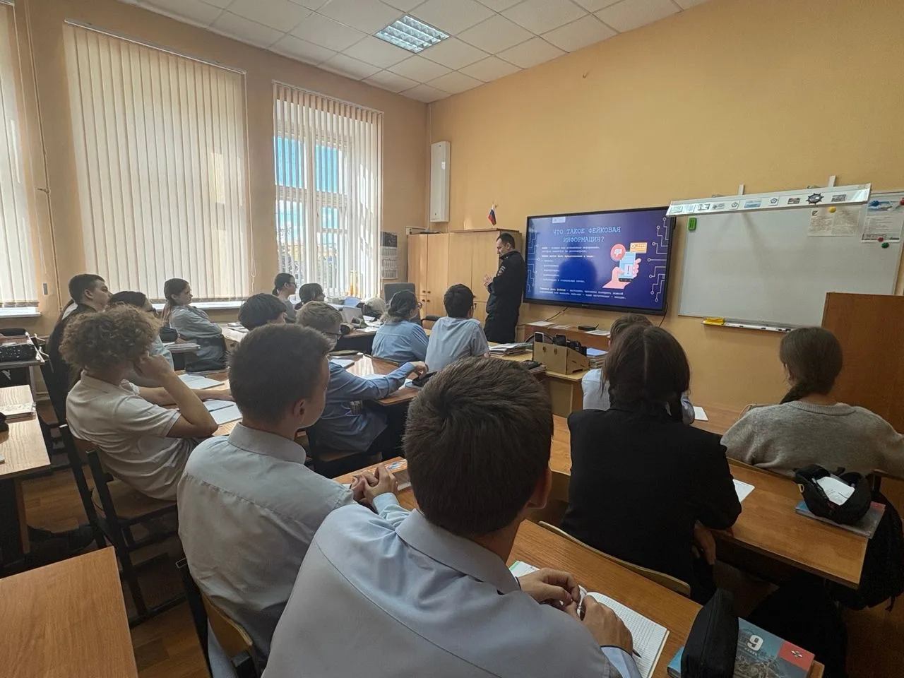 🚦 Минутки безопасности в гимназии с сотрудником ГИБДД!