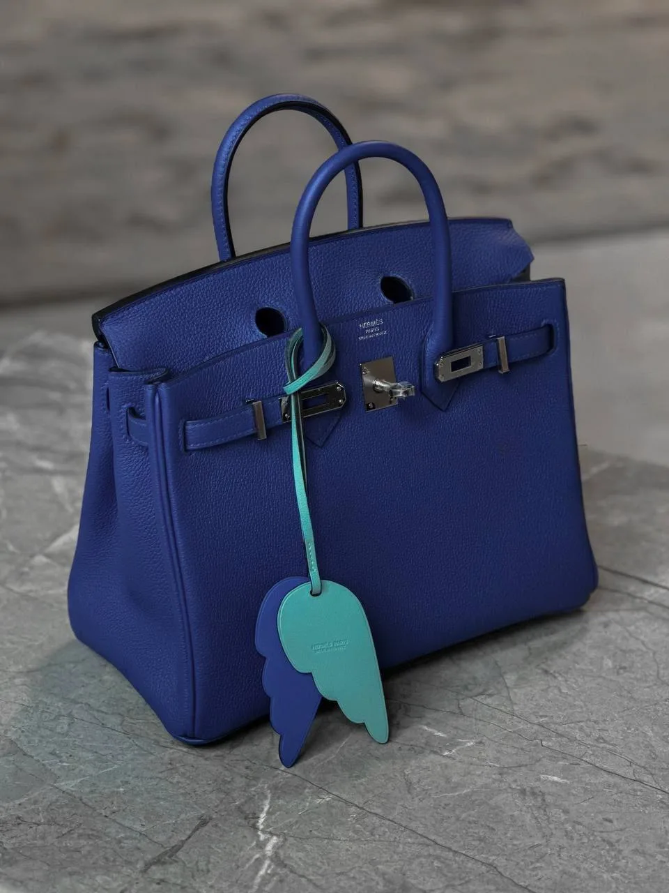 Кожаный шарм Hermes с крыльями Пегаса в состоянии нового. Идеально для подарка!