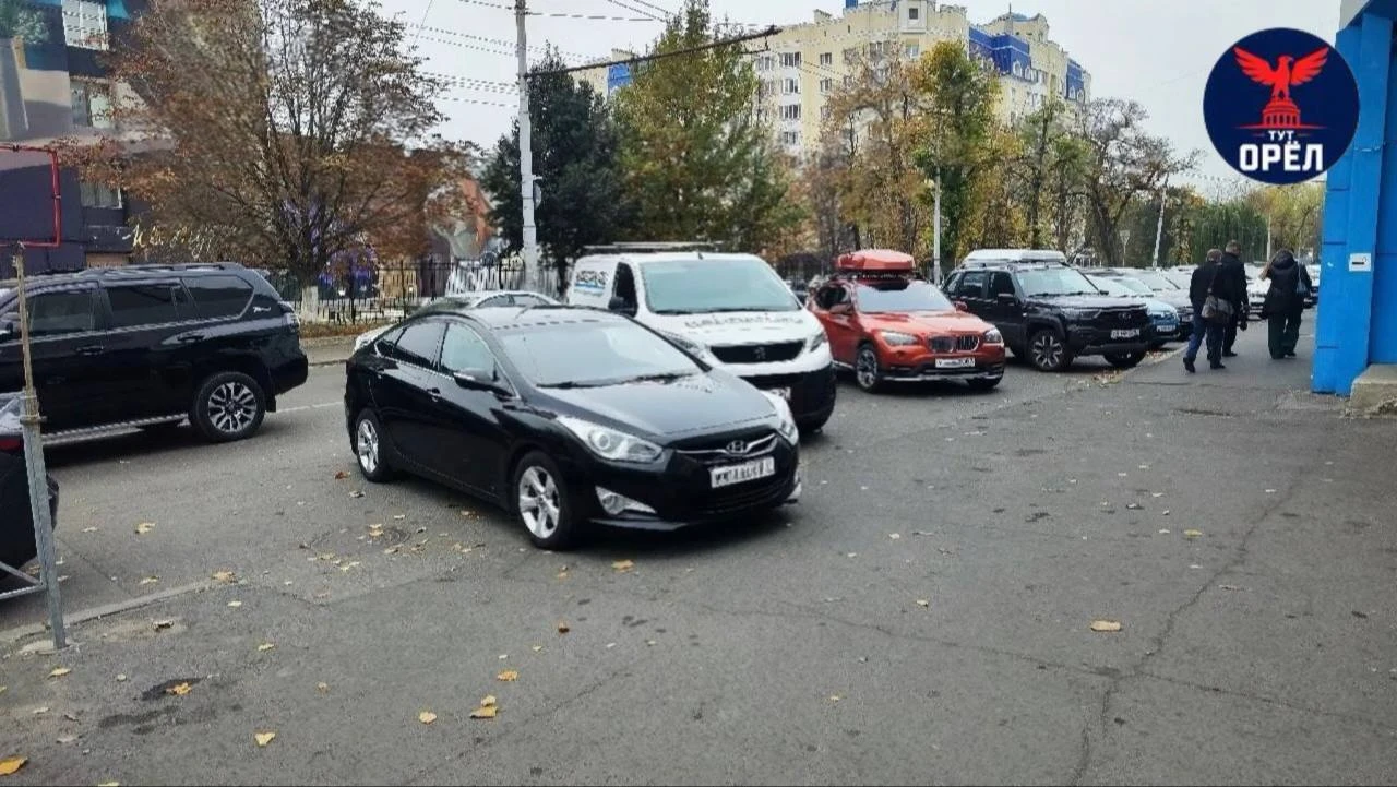 🤬Орловчане жалуются на неправильную парковку у «Атолла»