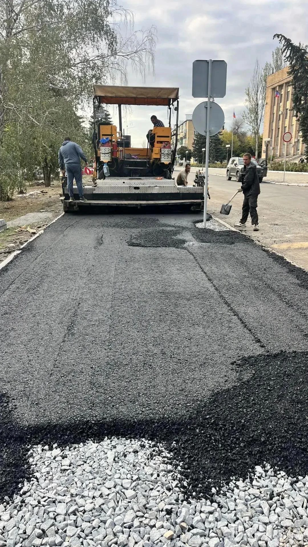 Торез становится современным и уютным: в муниципалитете обновляют центральную площадь
