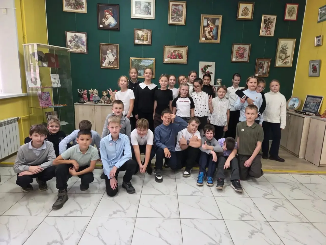 📚✨ 4а класс посетил выставку «Рукотворное чудо» в Центральной взрослой библиотеке.