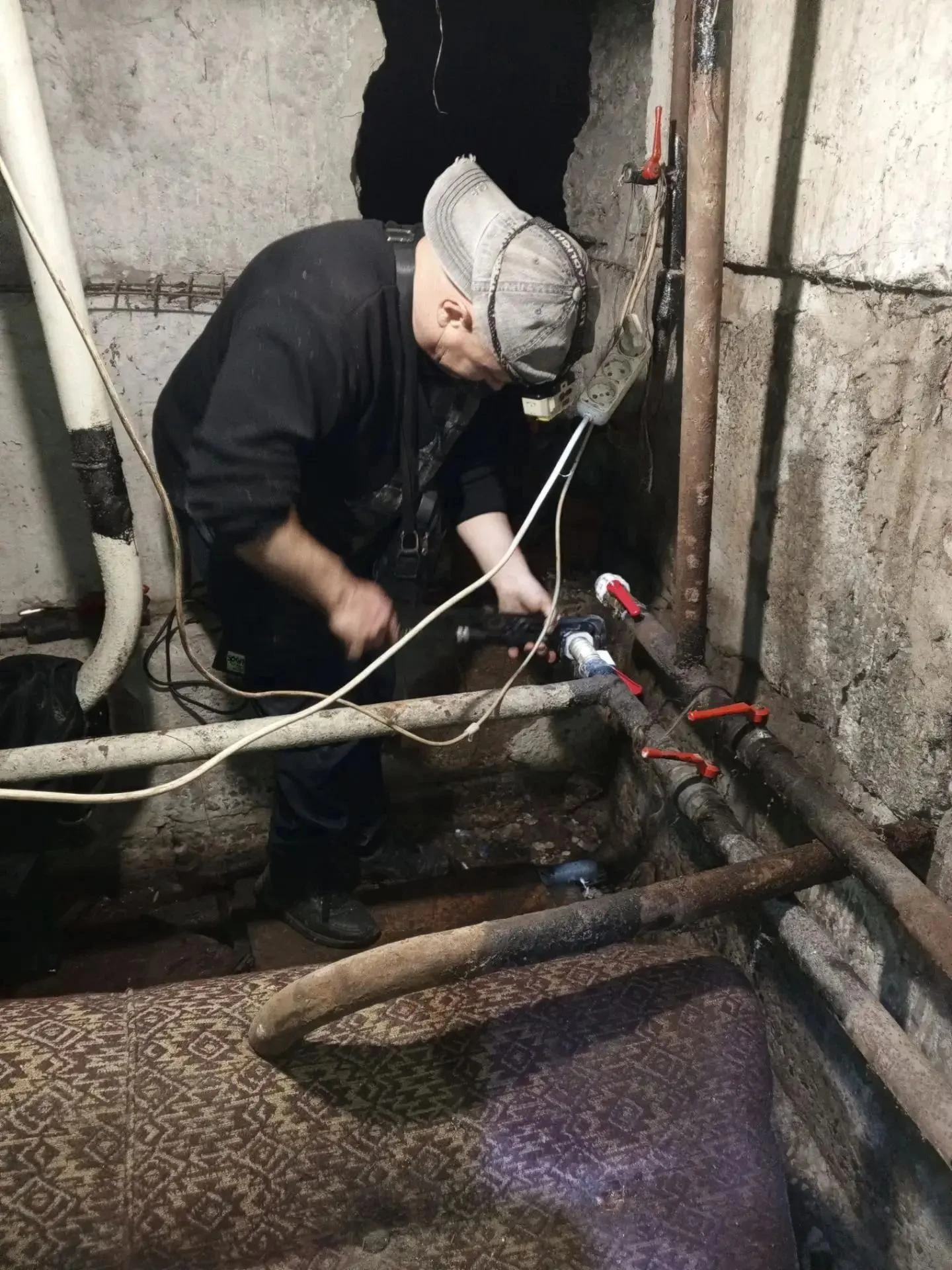 🛠 Содержание жилого фонда: текущие работы в городе Дебальцево