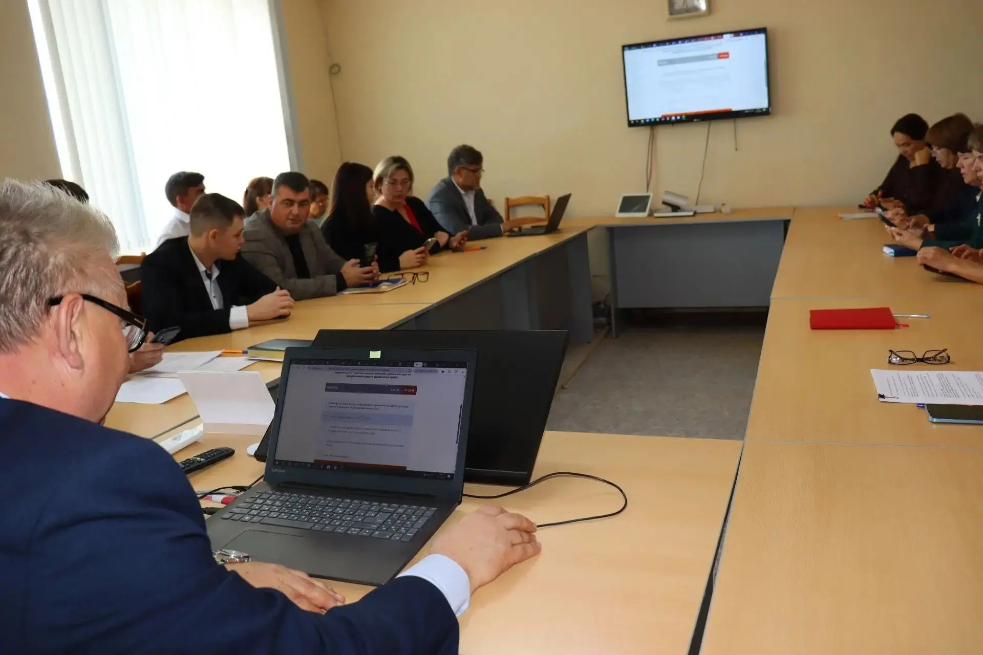 В малом зале администрации муниципального района Шаранский район работники администраци...