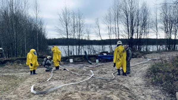 Под Архангельском спасатели обезвредили старые баллоны с неизвестными веществами