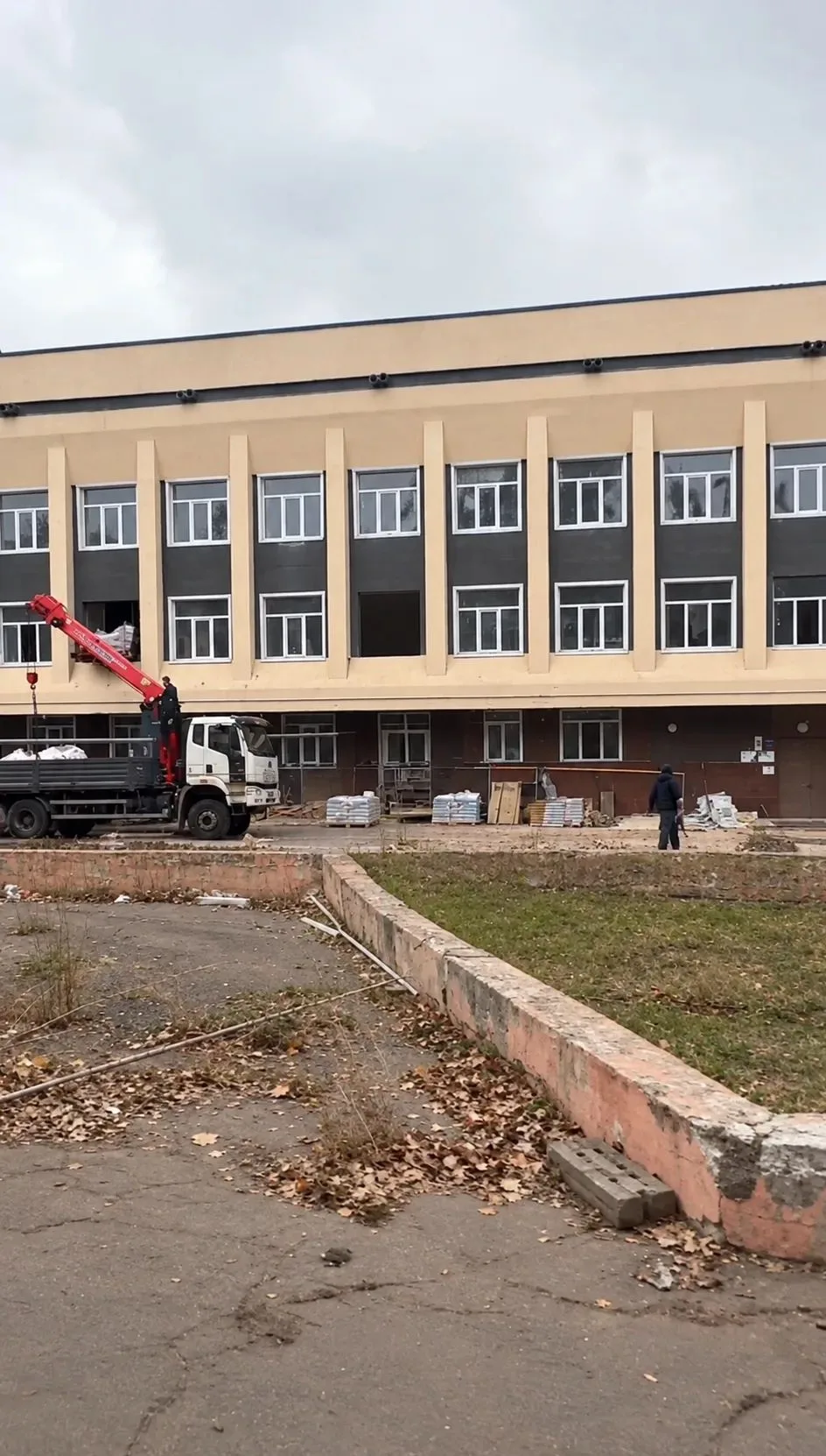 В Макеевке продолжается масштабная реконструкция Дворца детского творчества.