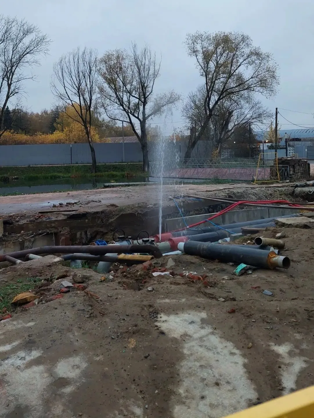 В центре фонтан на зиму закрыли, на Москворецкой 19 открыли.