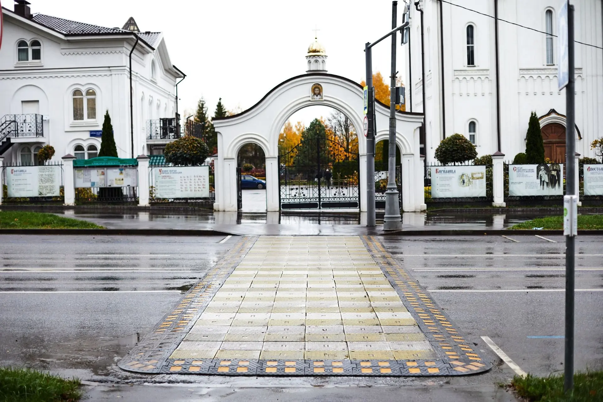 Фотофакт: на улице Александровка, между храмом Александра Невского и корпусом 1432 уста...