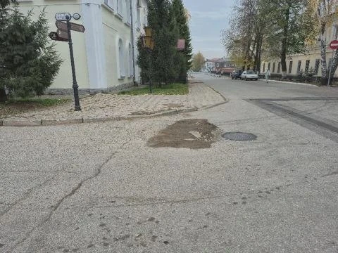 На перекрёстке появилась яма
