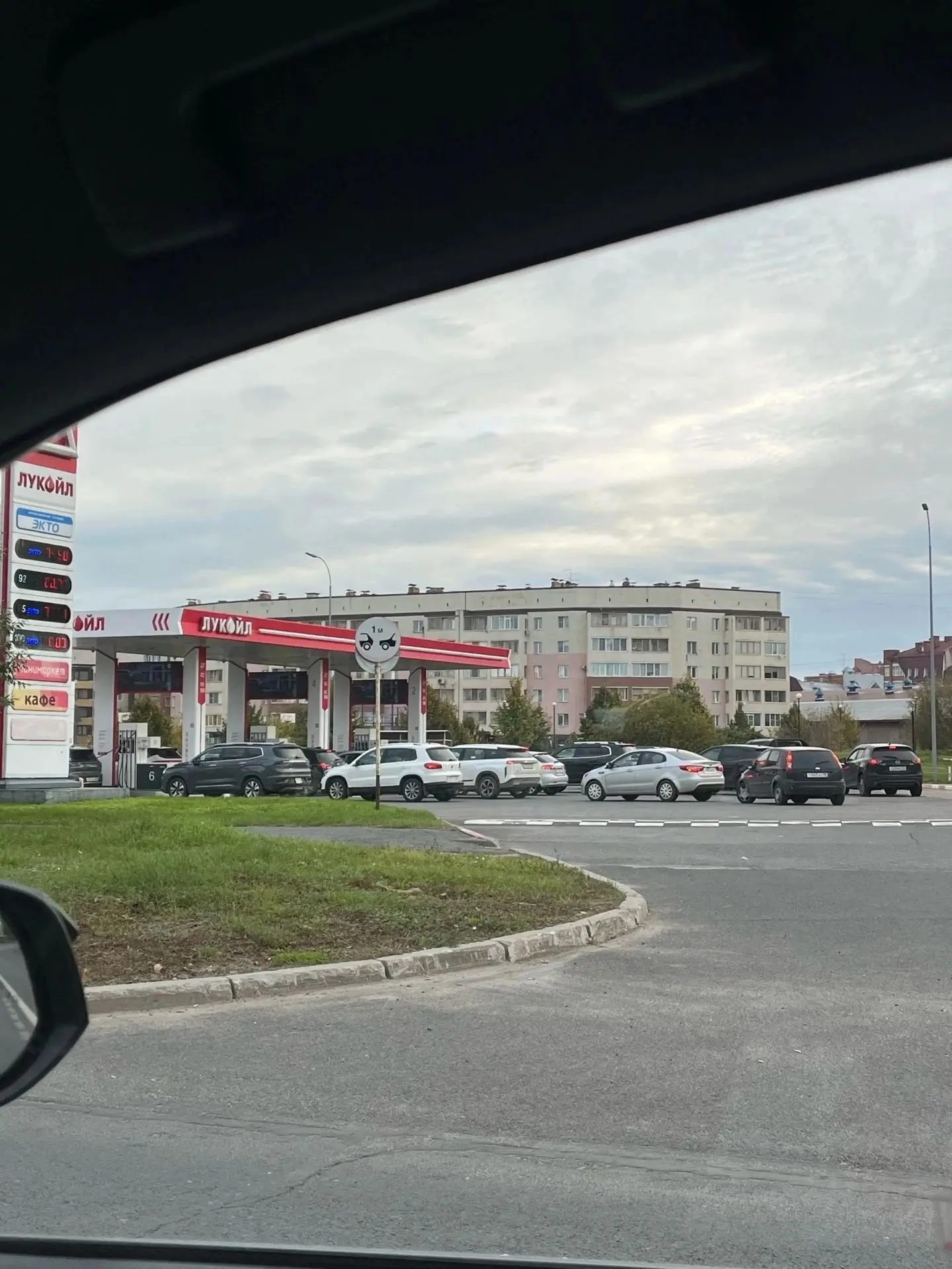 Для удобства жителей города создали канал, где можно узнать на каких АЗС в Череповце се...