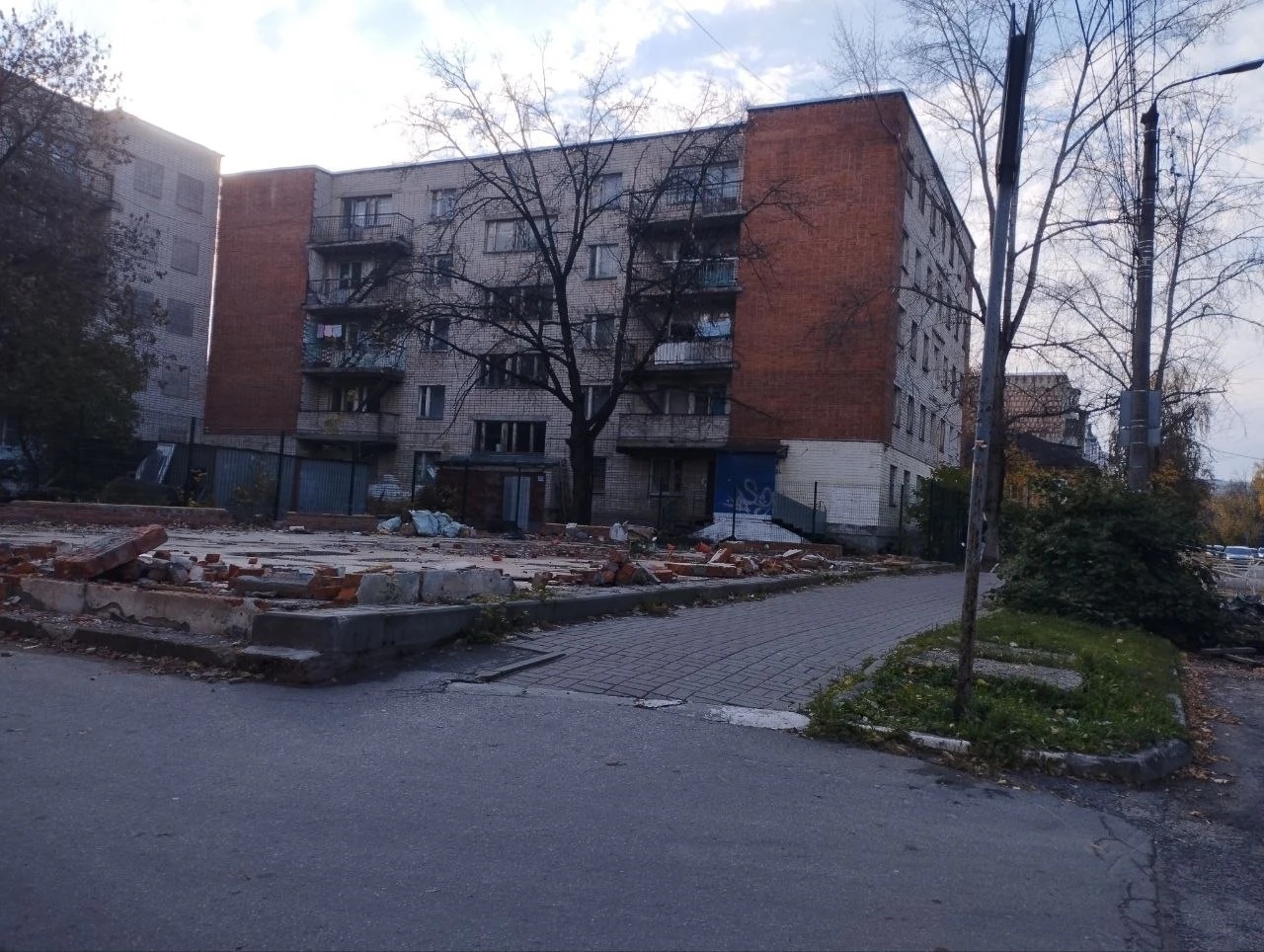 В центре Калуги снесли мини-рынок