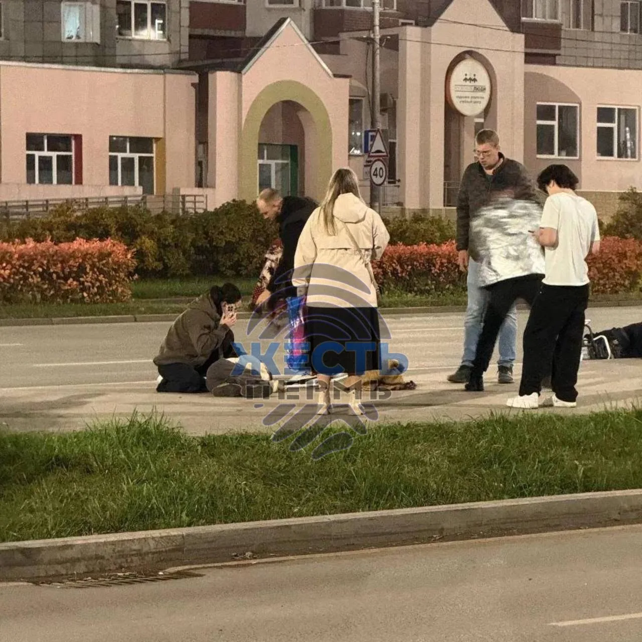 На улице Революции в Перми 17-летний курьер на электровелосипеде сбил семилетнего мальч...