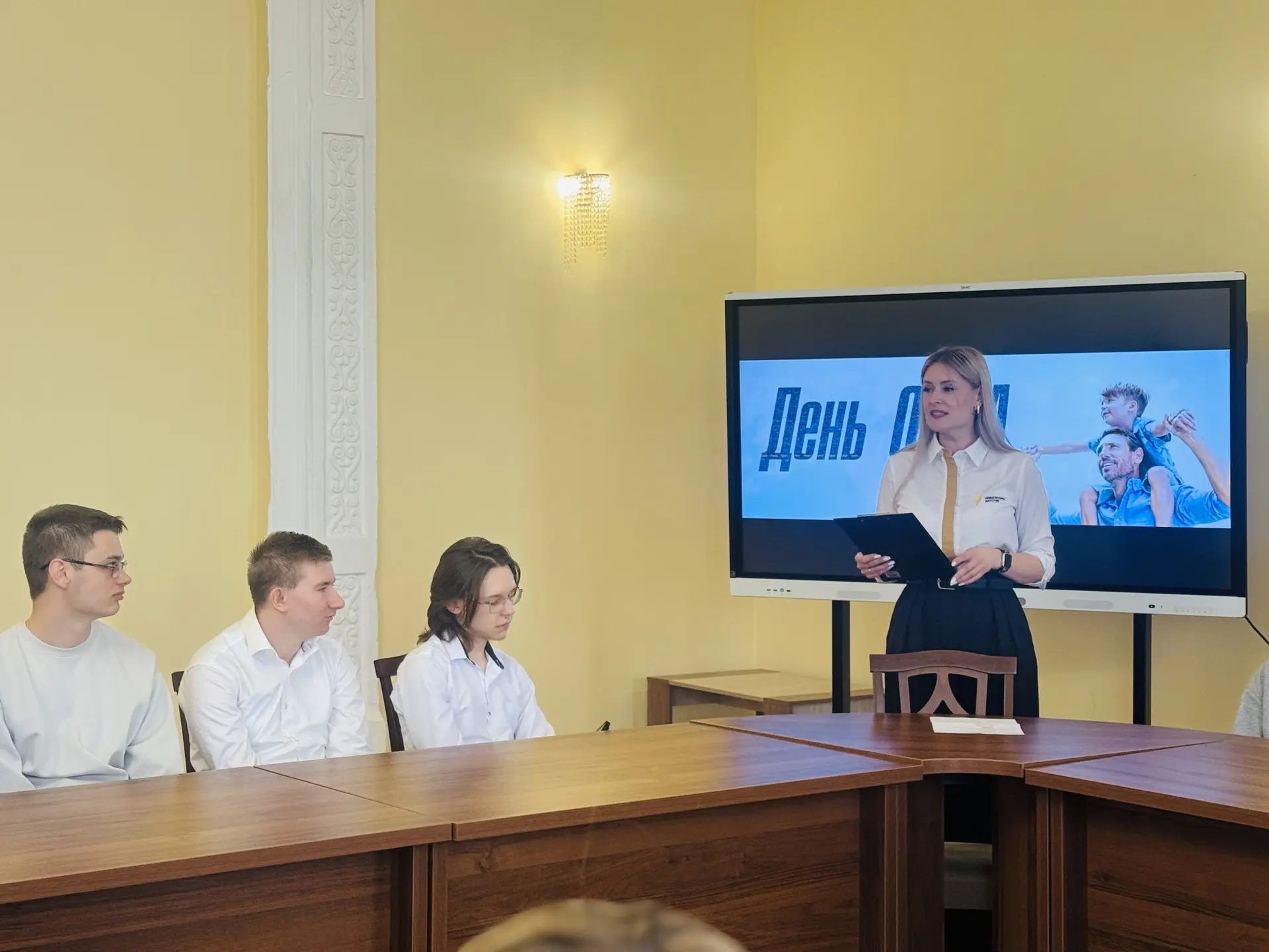 👨‍👩‍👦 В нашем колледже состоялся круглый стол, приуроченный к одному из самых теплых...