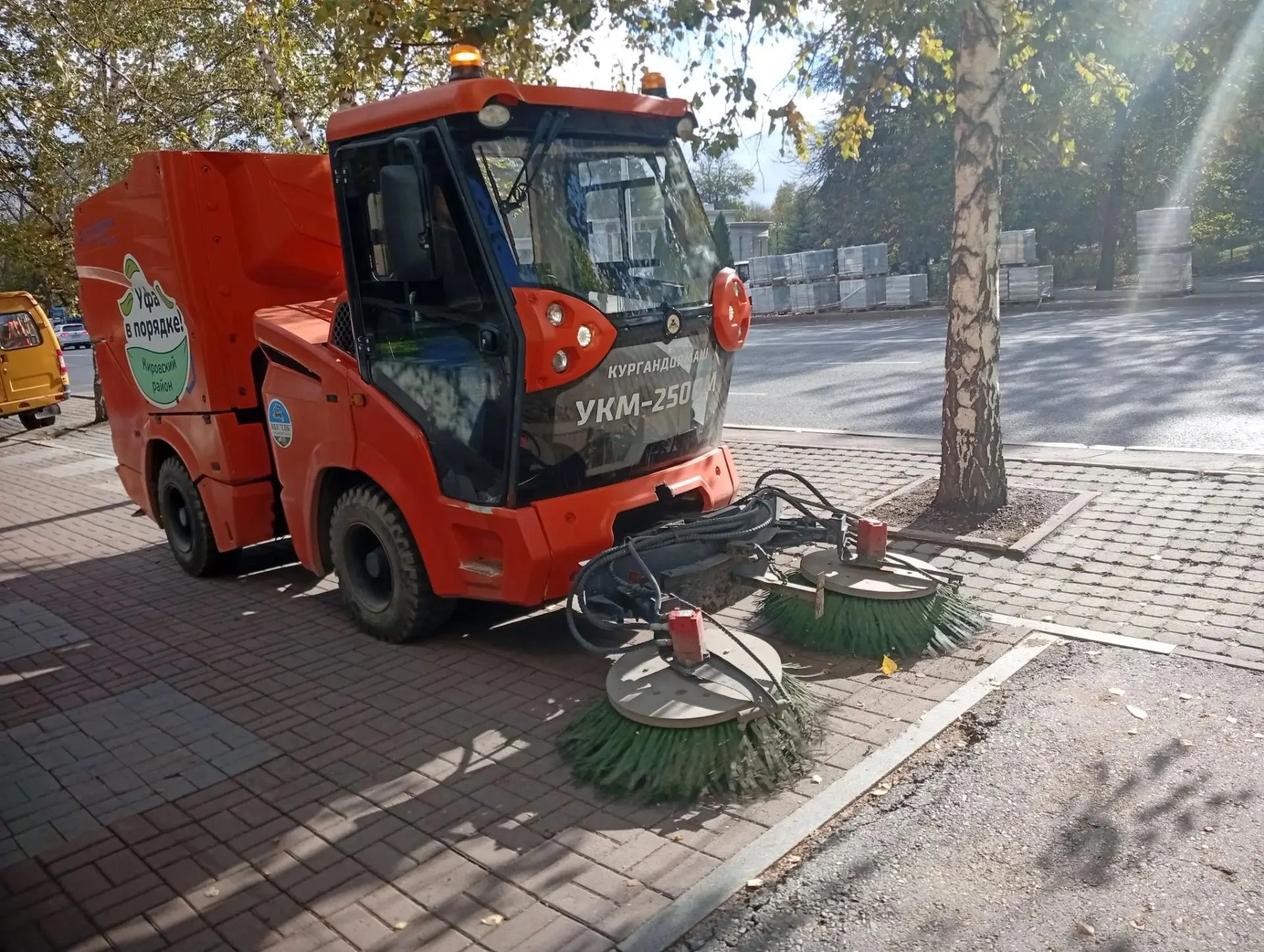 Коммунальные службы работают круглосуточно, чтобы наш город оставался чистым и ухоженны...