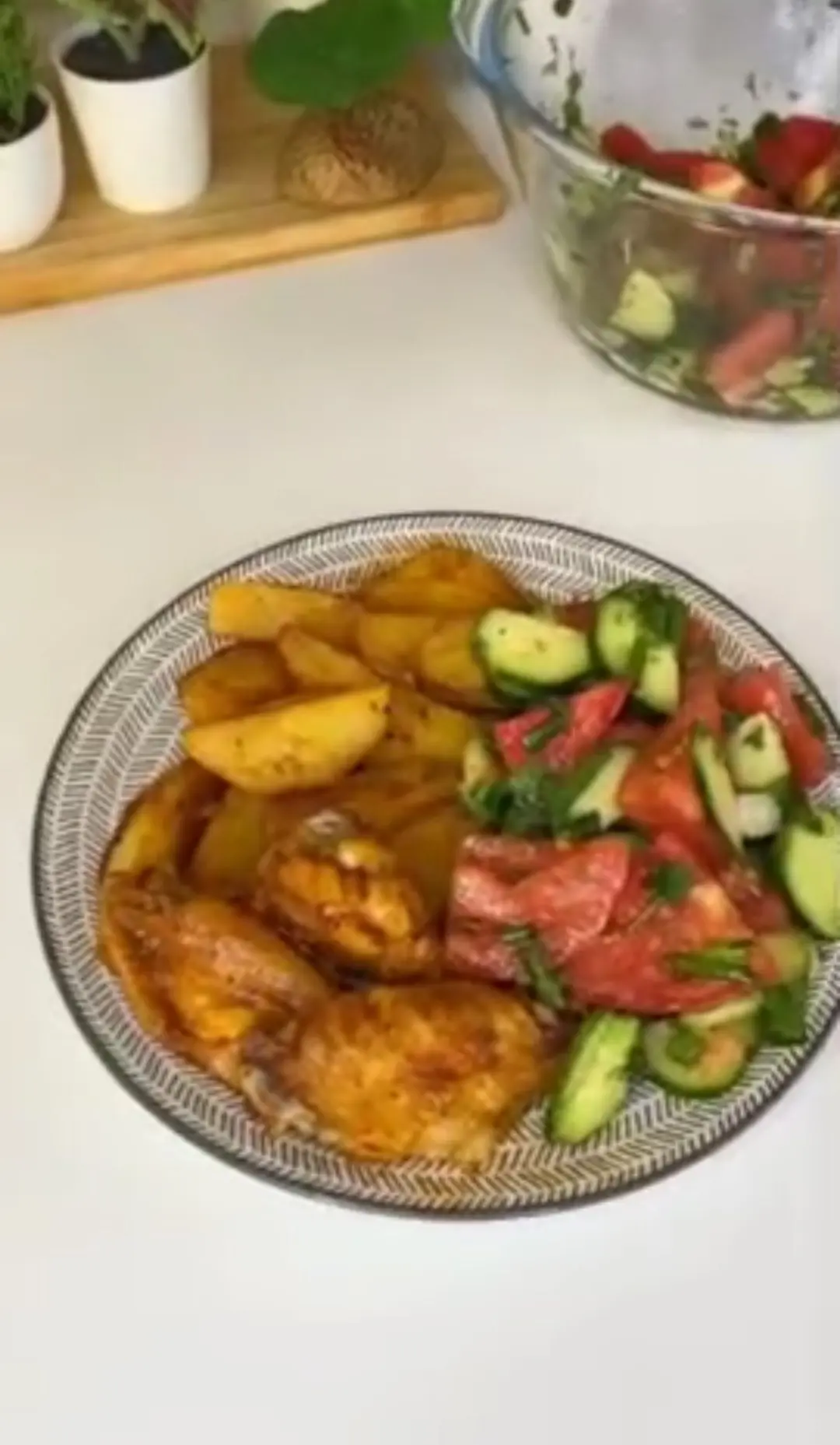 пикантные куриные крылышки с запечённым нежным картофелем в сметанно-аджичном маринаде ...
