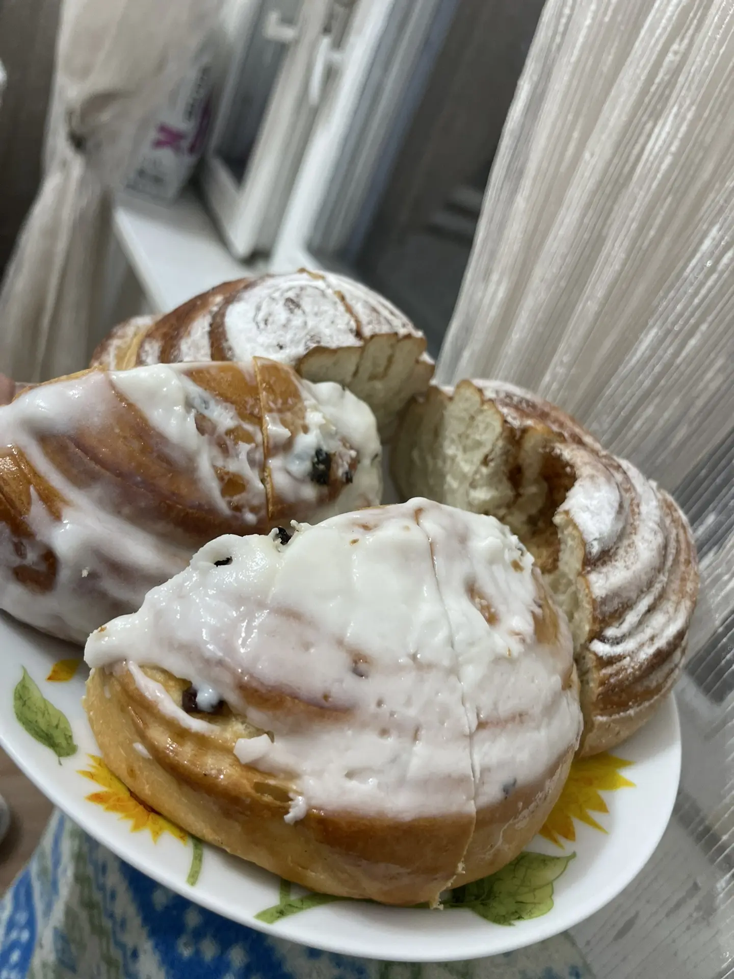 По дороге зашла в нашу любимую пекарню 🥐 Купила булочки с корицей и изюмом. Ну а если ...