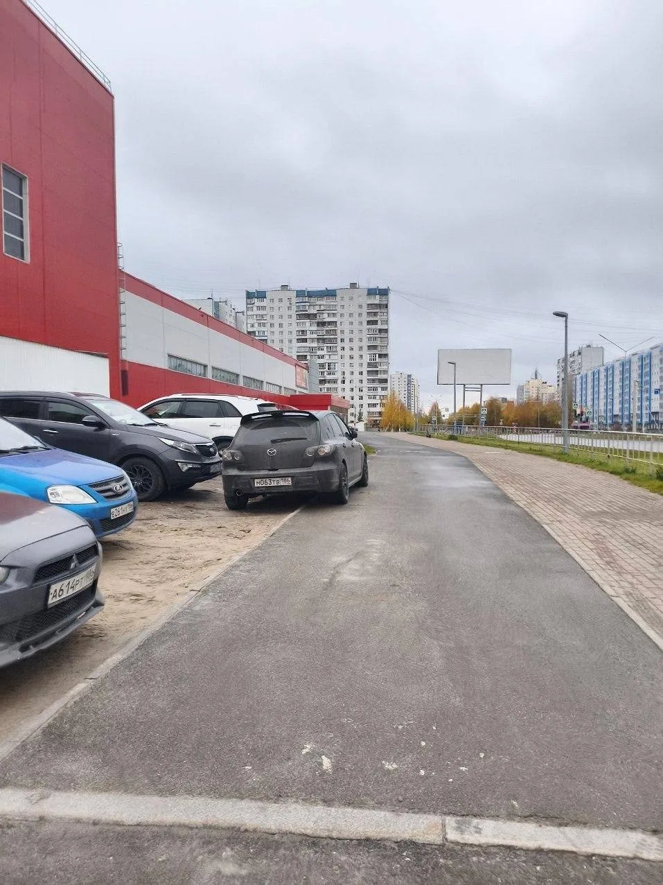 Подписчик негодует из-за автохамов у «Магнита» – они уничтожили газон.