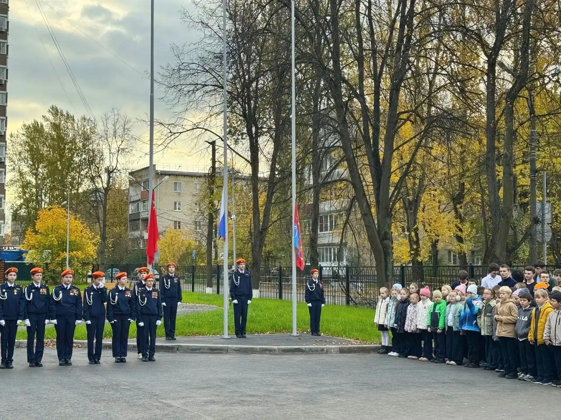 🍁Новая учебная неделя в школе началась традиционно - с линейки, поднятия флагов и испо...