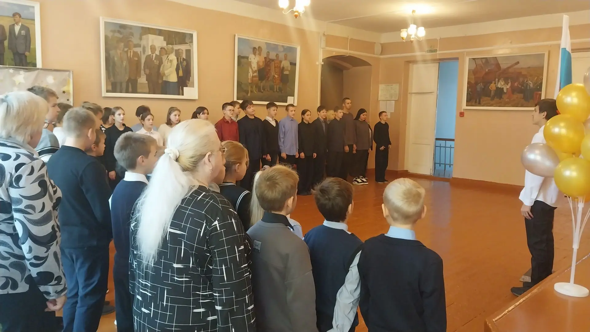 📌12 октября в МОУ СОШ с. Старая Потловка состоялась еженедельная торжественная линейка...
