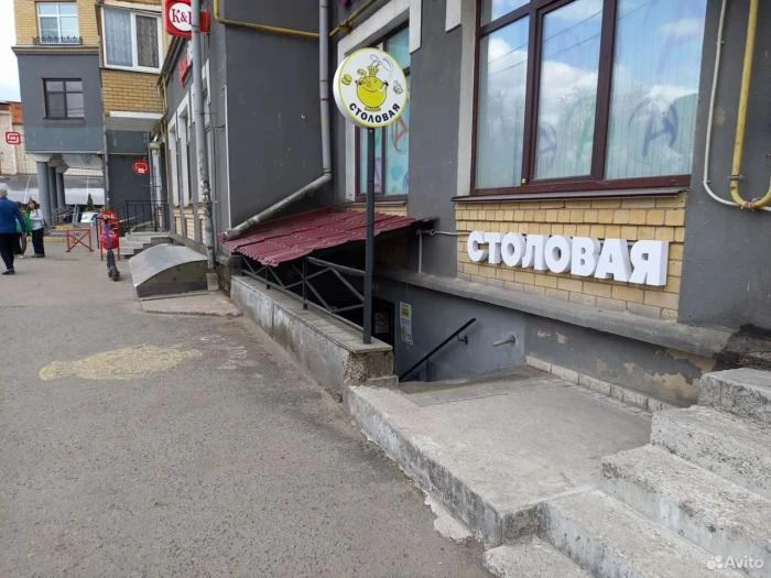 Помещение бывшей столовой выставили на продажу в Пскове. Согласно объявлению размещенно...
