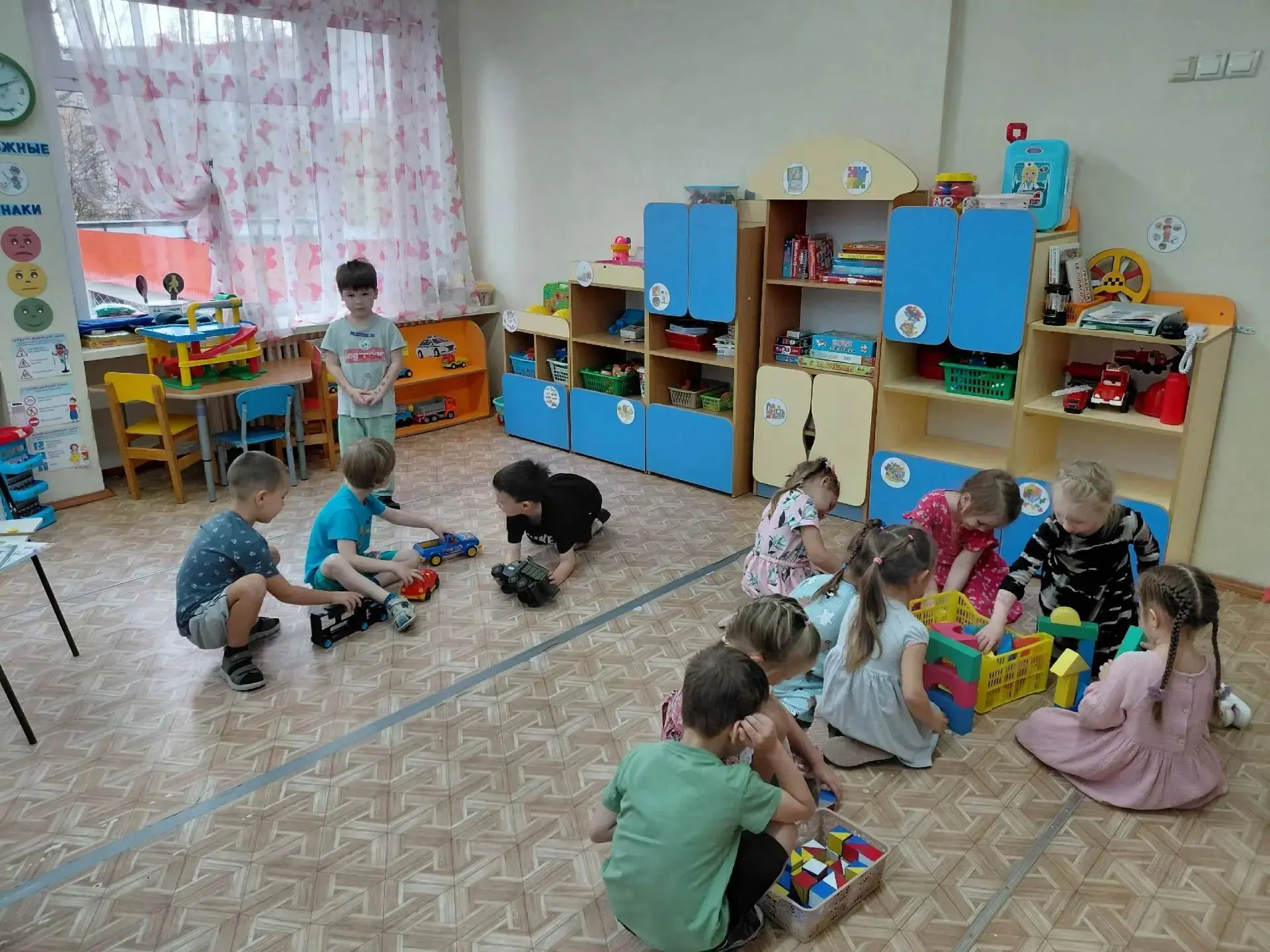 Сегодня в группе №11 прошло занятие по безопасности: ребята  познакомились с сигналом «...
