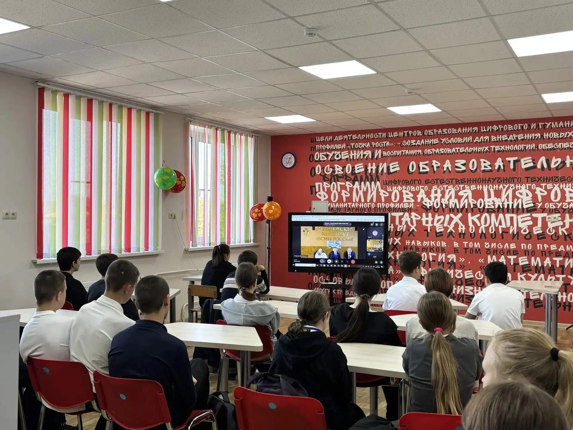 В рамках проекта «Россия - страна Героев! Герои среди нас!»  учащиеся 8 классов приняли...
