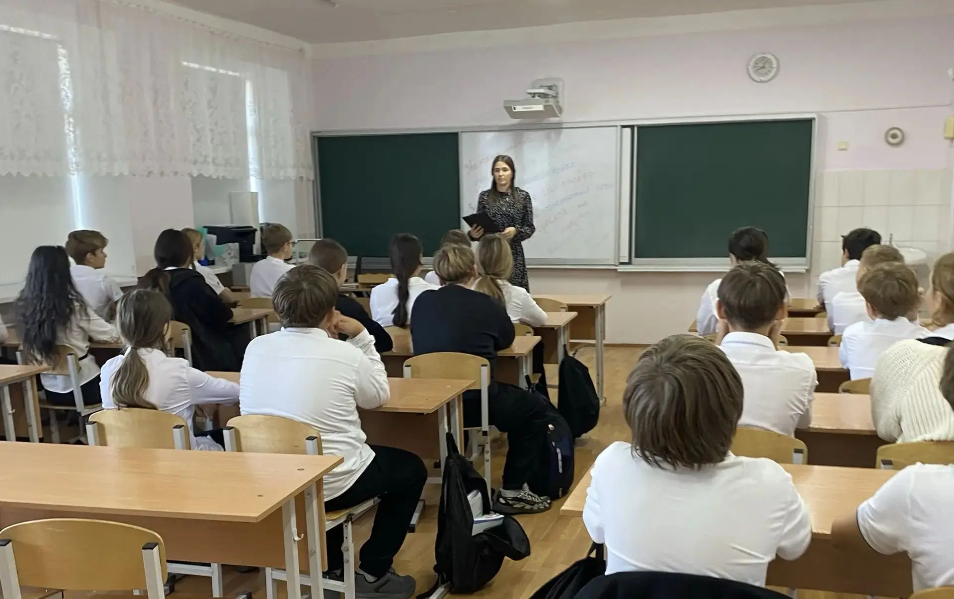 Как научиться видеть в другом не чужака, а друга? Ответ на этот вопрос искали ученики 7...