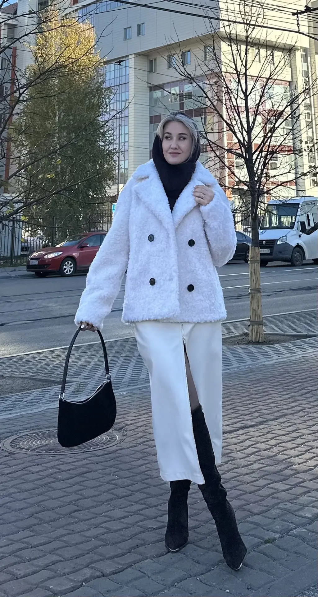 Уютный образ! Шубка в светлом оттенке, смотрится стильно и благородно. Лёгкая, но очень...