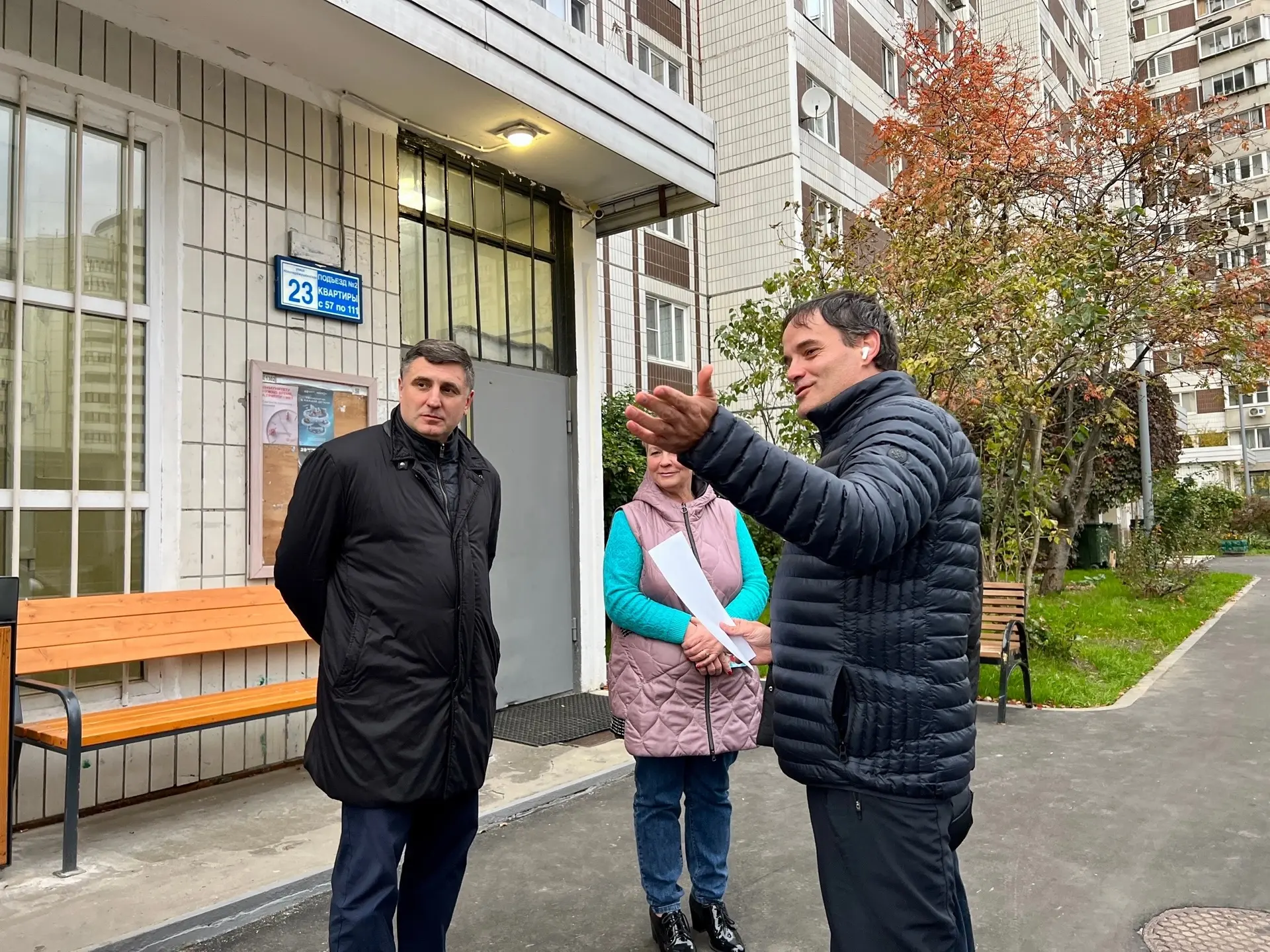 Исполняющий обязанности главы управы Александр Лобачев совместно с заместителем Нино Ха...