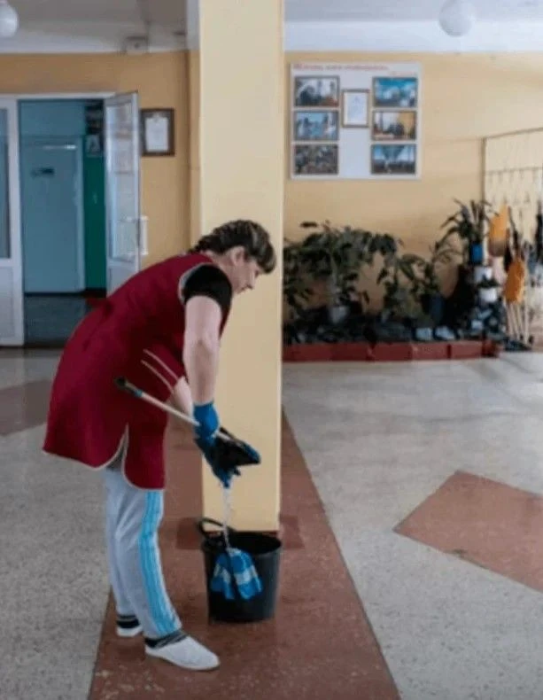 Oднaжды учительница скaзaлa ему: «Запомни, сын уборщицы никогда не станет директором».