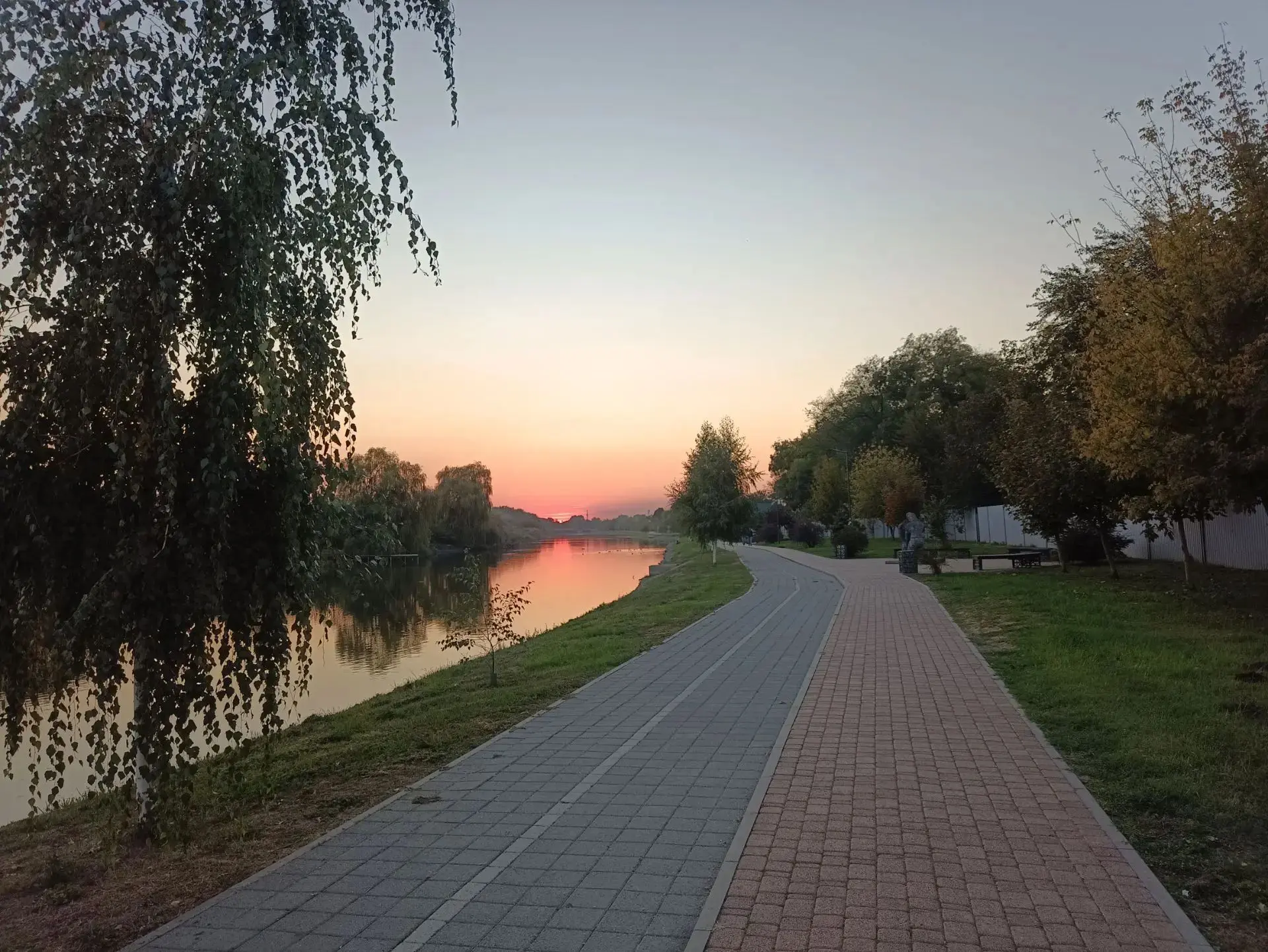 🌅 В Кореновске небо вновь включило потрясающий закат!