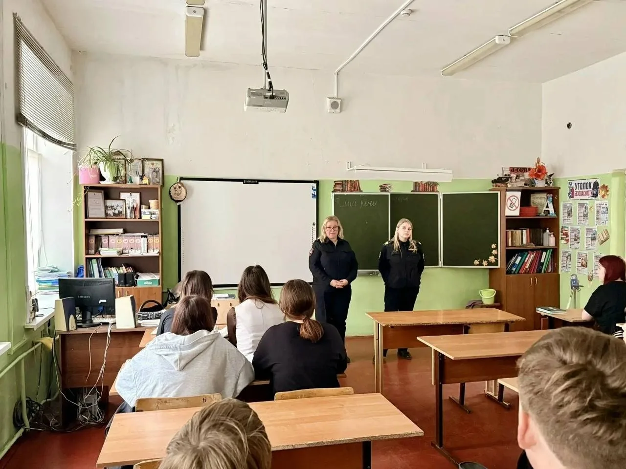 В Бологовском округе прошли профилактические встречи для школьников, организованные сот...