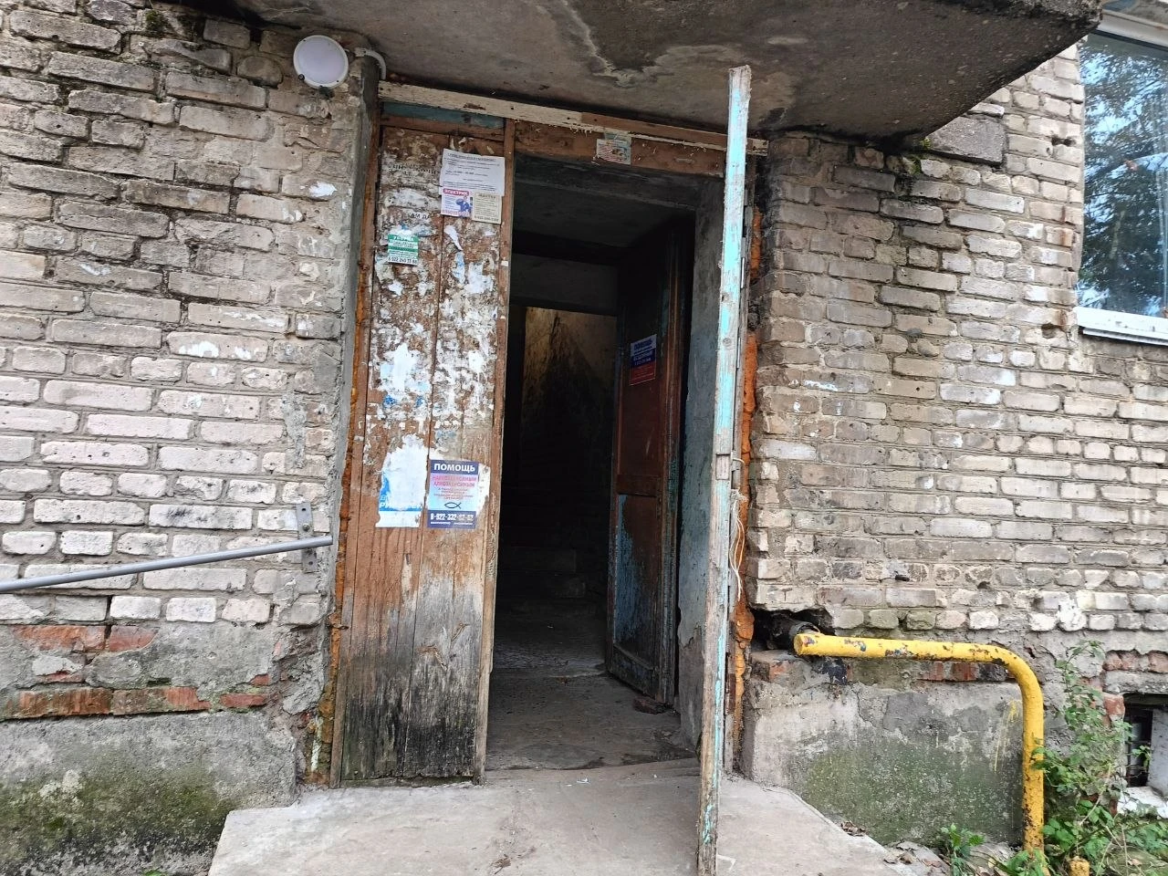 В Перми на улице Казахской, 104 ничего не изменилось: двери в дом не закрываются, в под...