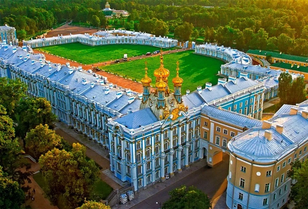 И, конечно же, нужно посетить дворец. Это не просто музей, а настоящая машина времени: ...