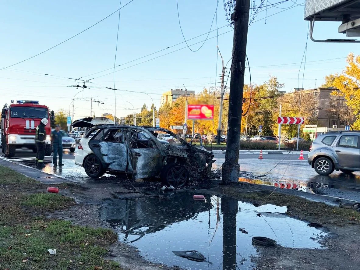 🥀 В Тамбове скончался пассажир автомобиля Mercedes, врезавшегося в опору ЛЭП