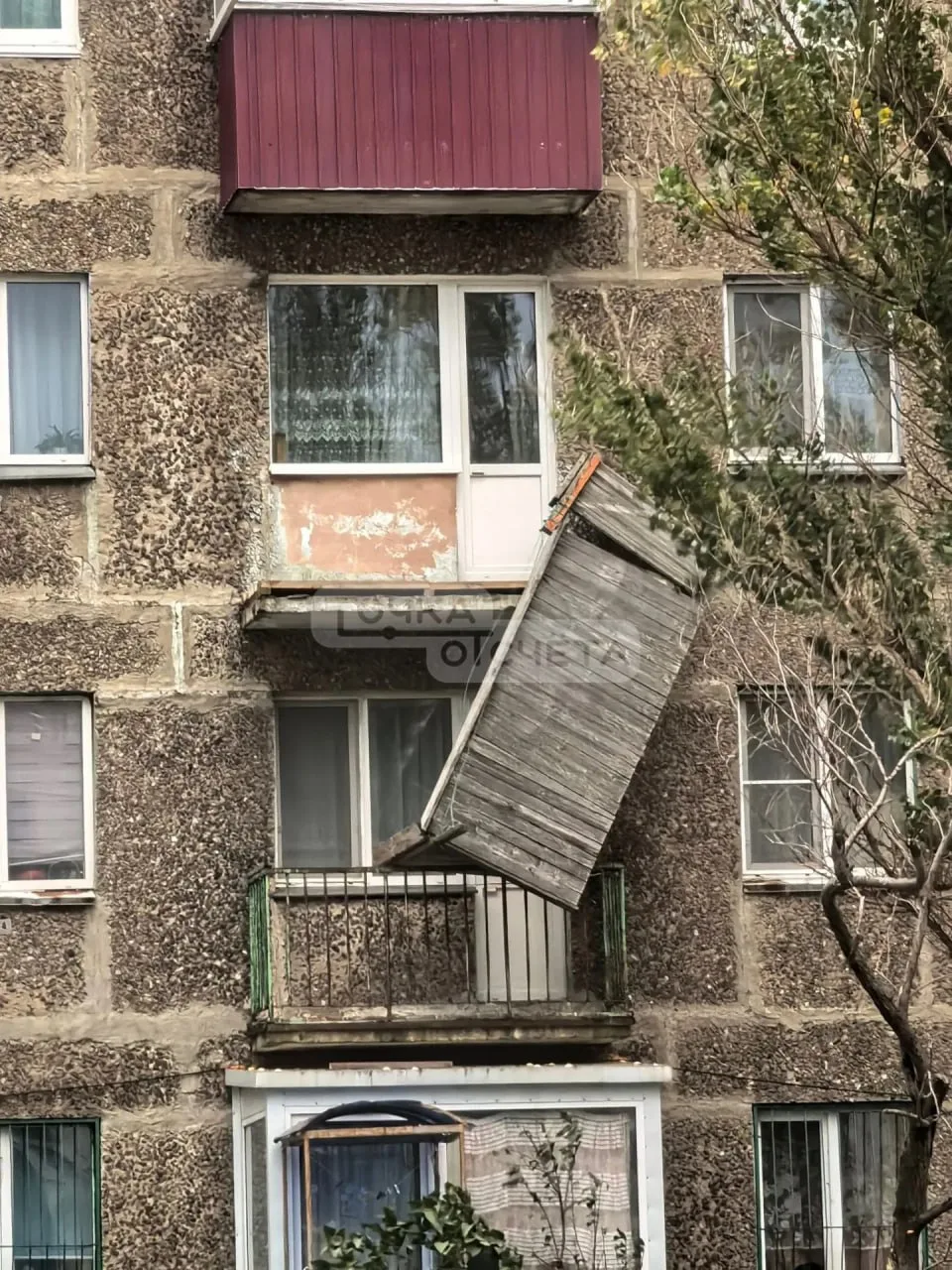 В Холмске с балкона многоэтажки сорвало обшивку