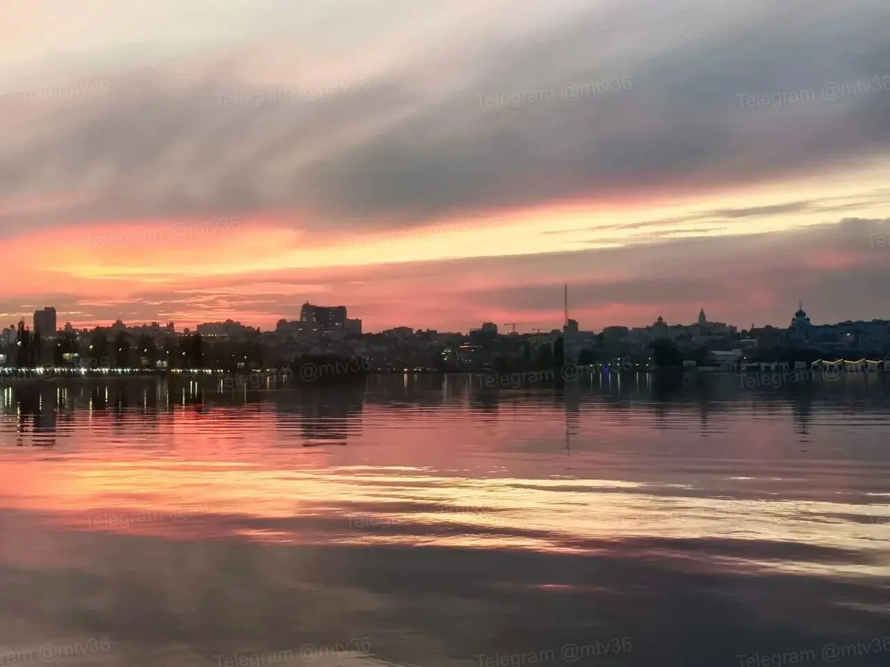 🌇 Воронежцев вечером порадовал удивительный закат