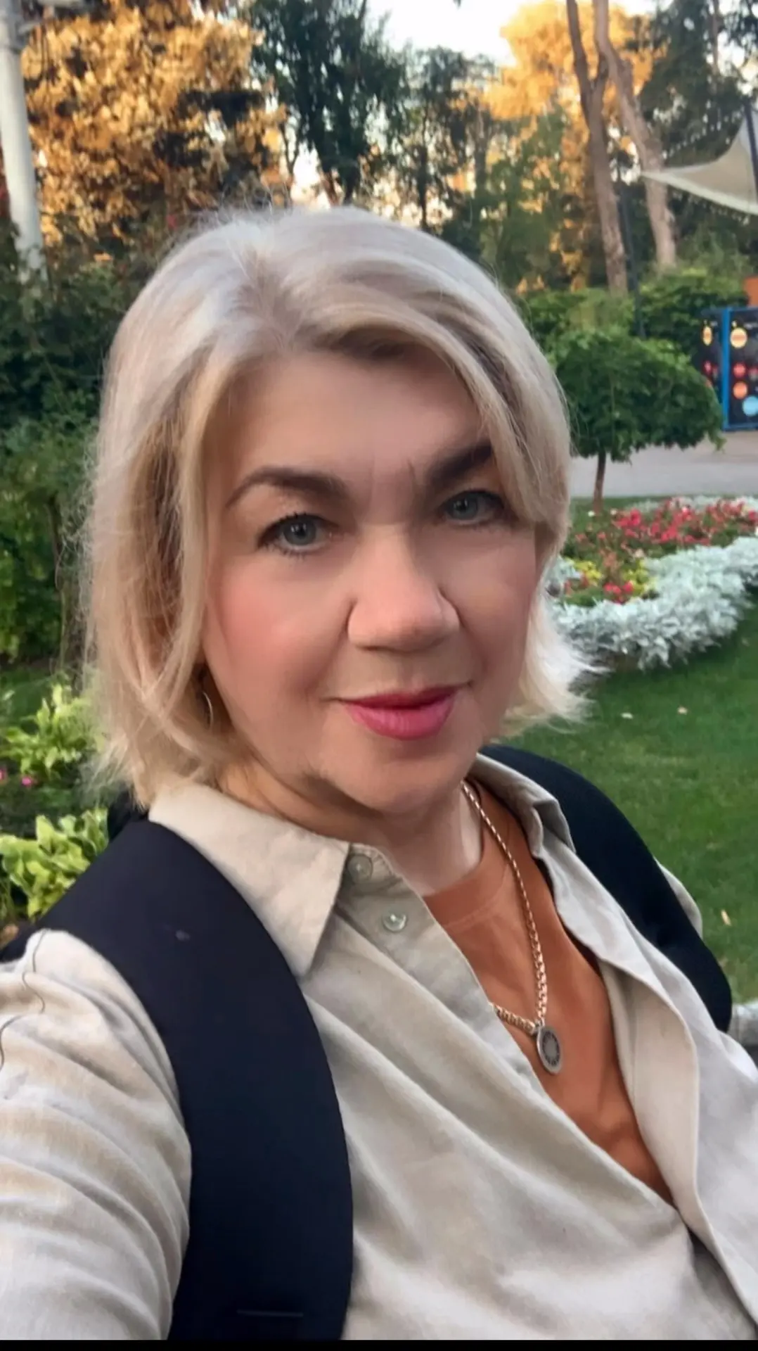 А за окном уже октябрь - и это, лишь время года,