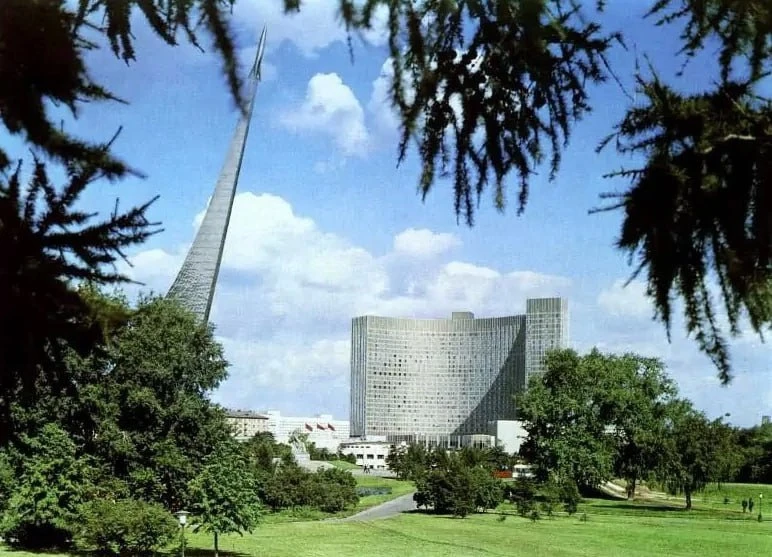 Красивый вид на гостиницу "Космос", Москва, СССР, 1980 год.