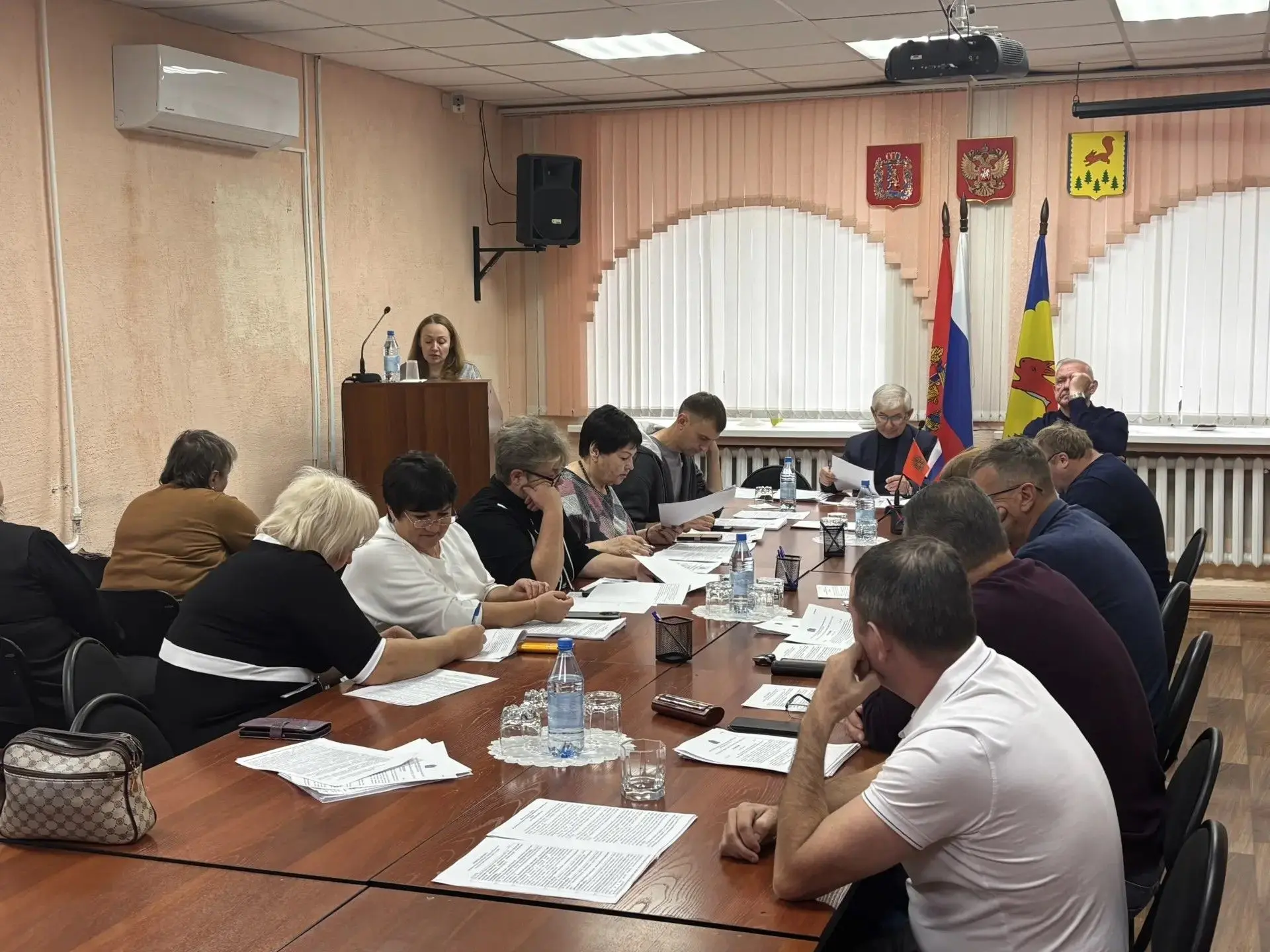 На заседании постоянной комиссии депутаты окружного Совета обсудили исполнение бюджета ...
