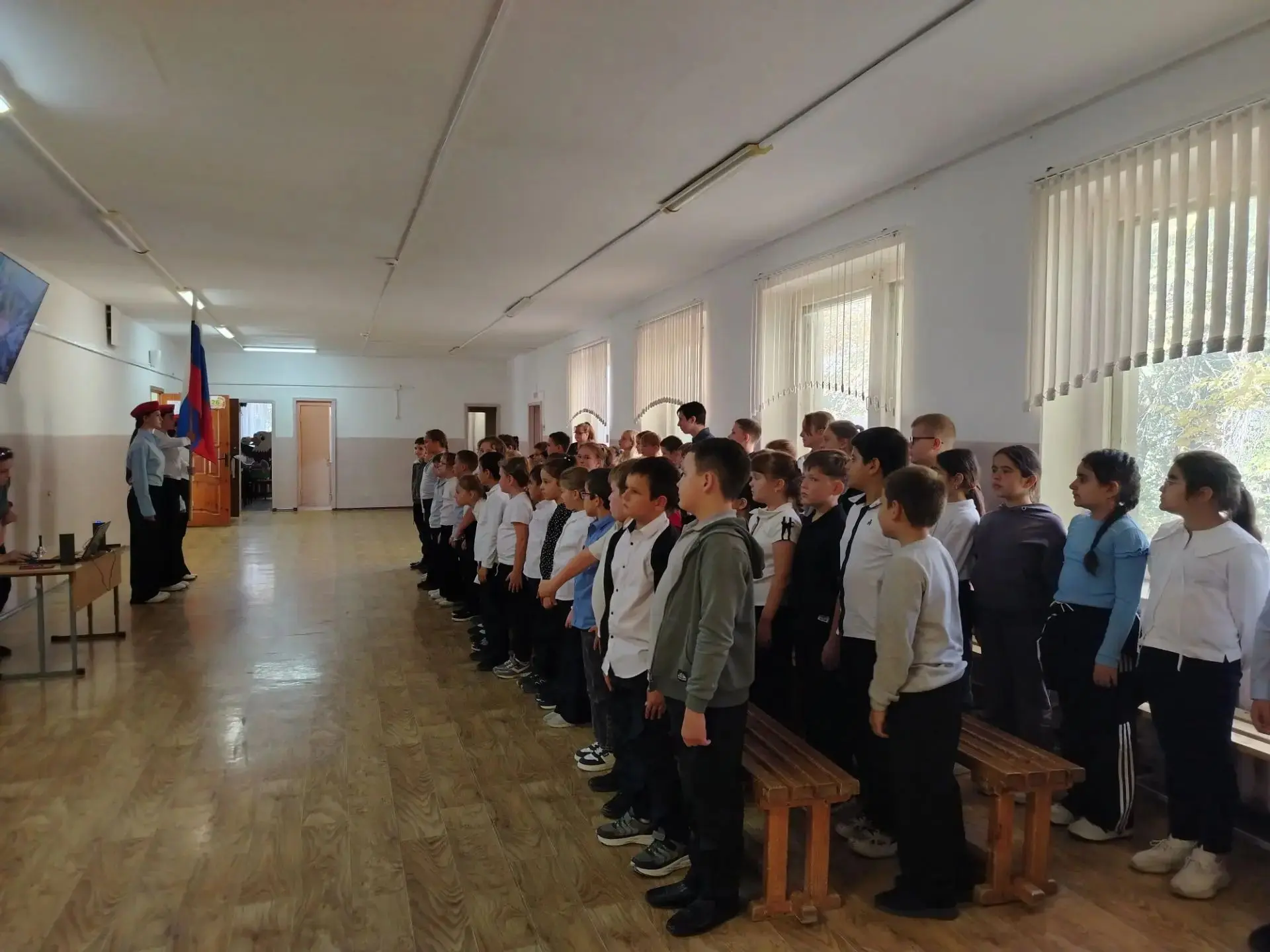 Сегодня ученики начальной школы на линейке учились цифровой безопасности. В интернете, ...