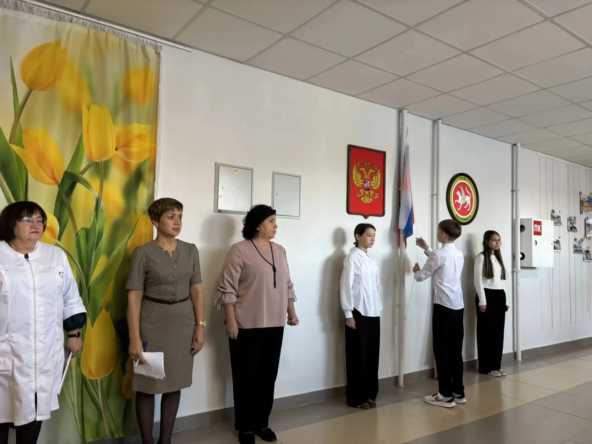 Понедельник в нашей школе начался по-традиционному торжественно — с линейки, выноса фла...
