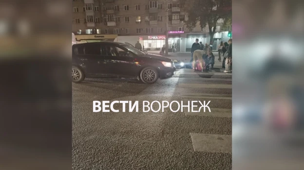 🚨 Легковушка сбила курьера на пешеходном переходе в Воронеже